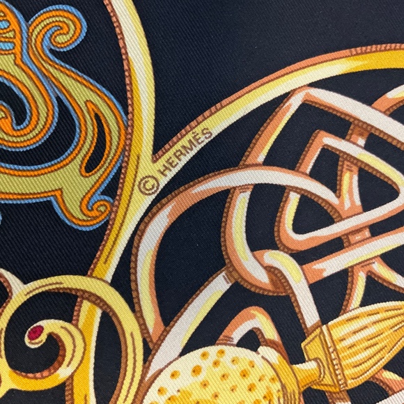 HERMES BLACK MULTI LA CHARMANTE AUX ANIMAUX PRINT SQUARE SILK TWILL SCARF - Picture 8 of 9